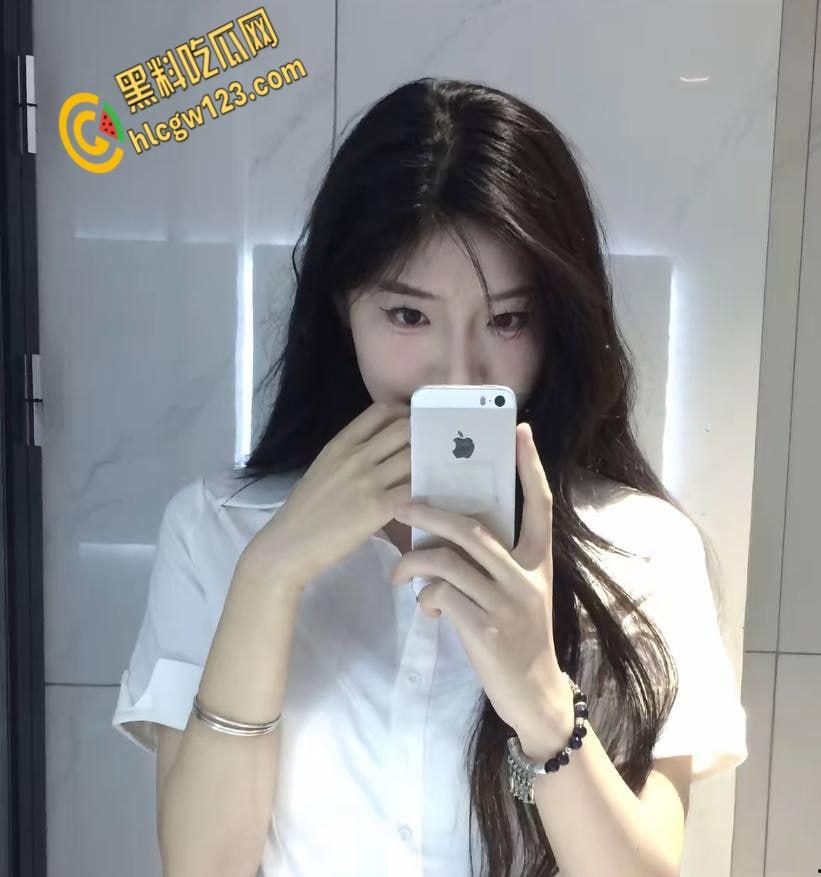 陕西嫩妹五一酒店走廊开战!清纯眼镜妹变身反差女王,男友后入狂欢,监控都看湿了!-2