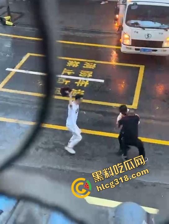 两人当街持刀互砍,地上都是血了还有热心大哥冲上去劝架,这不是劝架这是想加菜,刀都举起来了你上去干啥?-4