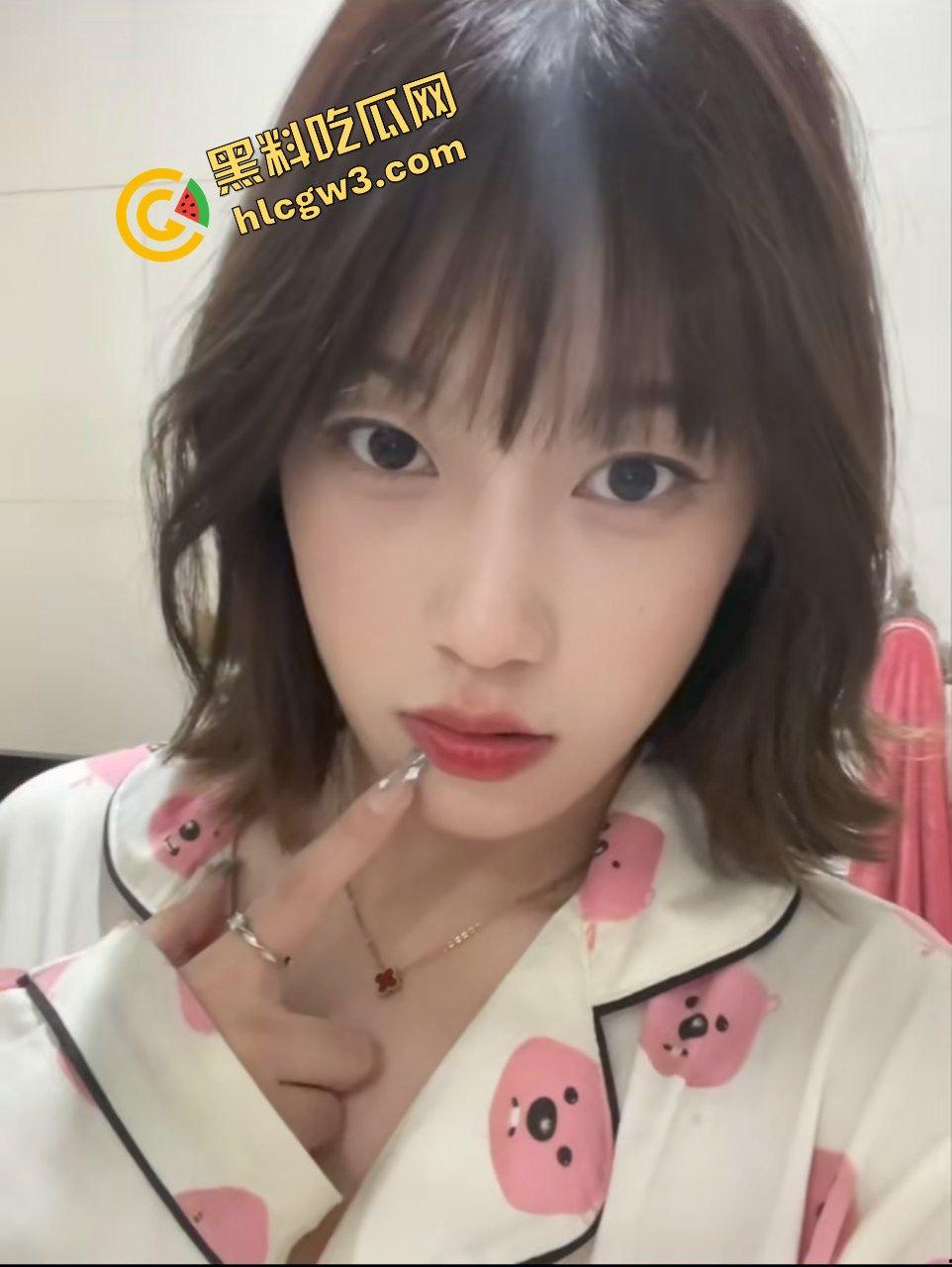 泉州轻工职业学院反差婊单身母狗『刘诗萌』富家小姐爱露出 全裸洗澡搓奶淫荡至极！独家曝光！