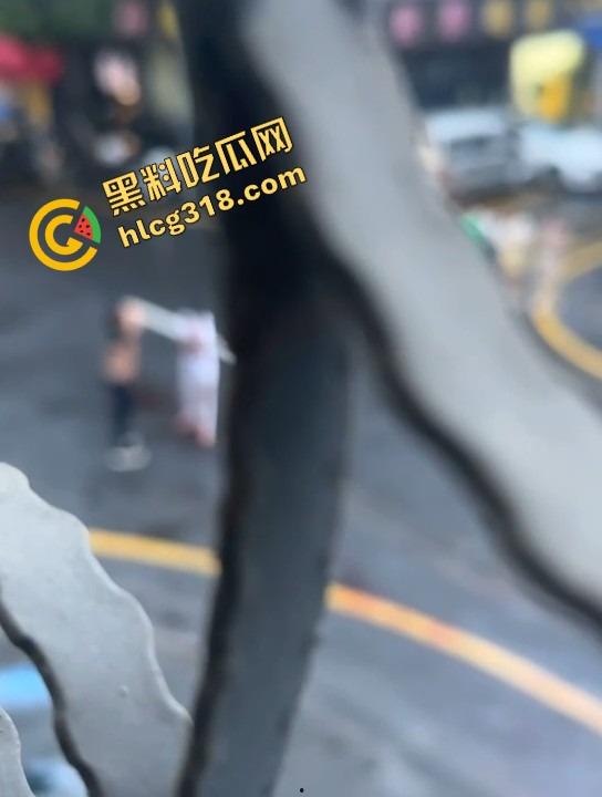 两人当街持刀互砍,地上都是血了还有热心大哥冲上去劝架,这不是劝架这是想加菜,刀都举起来了你上去干啥?-9