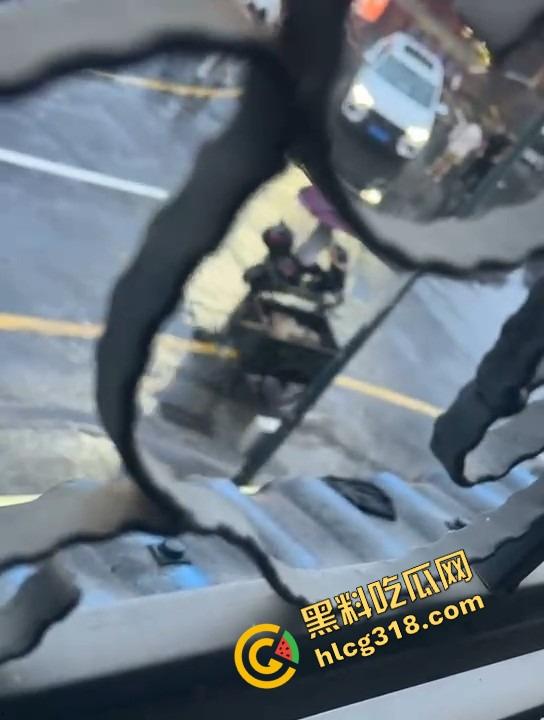 两人当街持刀互砍,地上都是血了还有热心大哥冲上去劝架,这不是劝架这是想加菜,刀都举起来了你上去干啥?-11