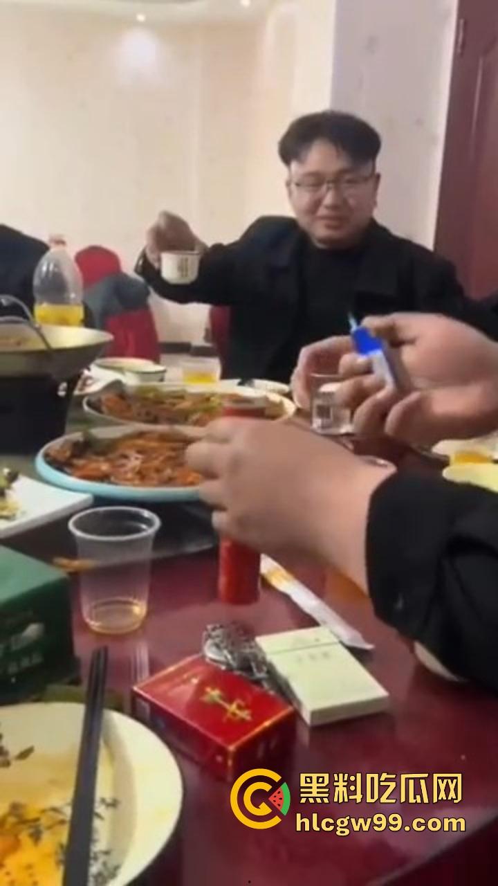 不是一家人，不进一家门！老公饭桌上点二踢脚炸饭桌，老婆家里放鞭炮炸逼治宫寒，夫妻俩比谁更硬核！