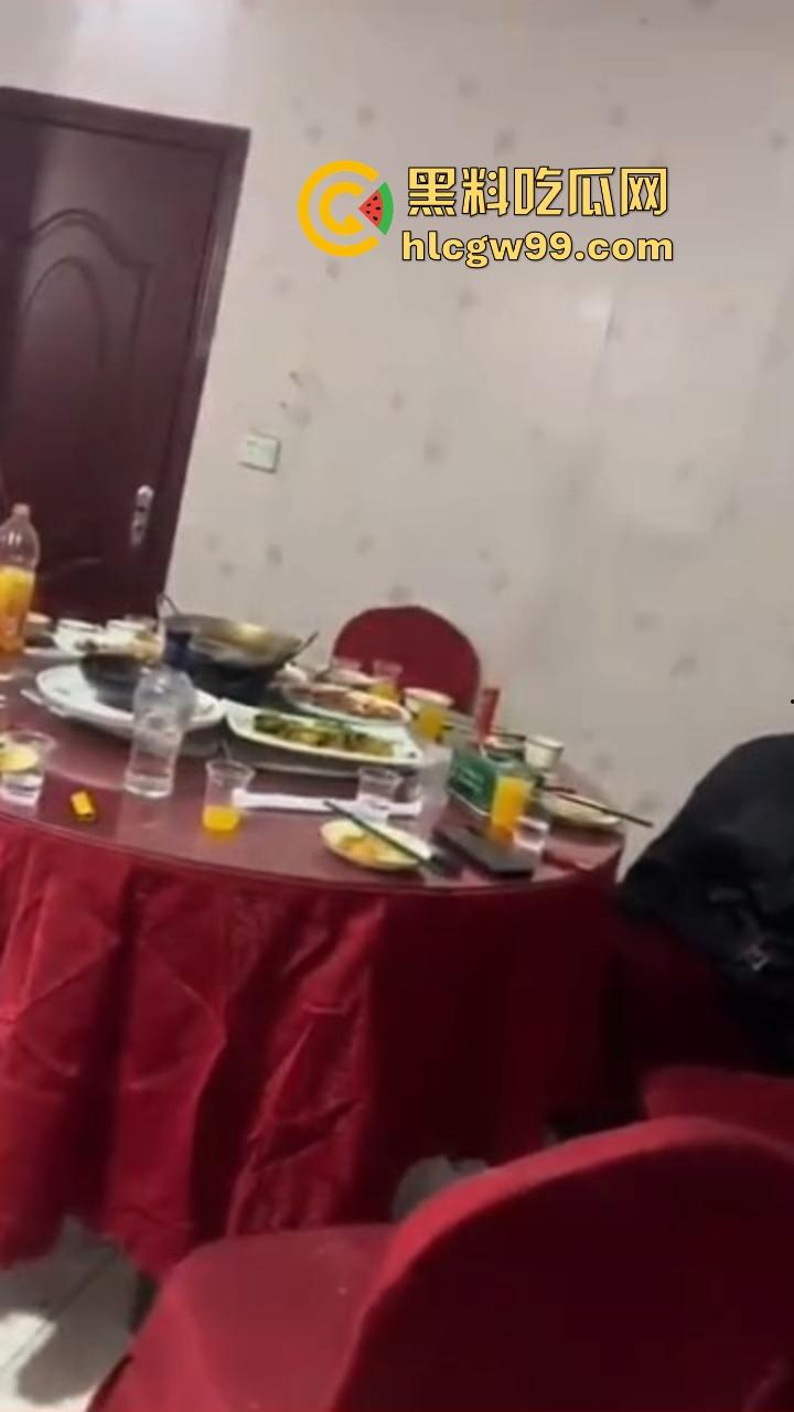 不是一家人，不进一家门！老公饭桌上点二踢脚炸饭桌，老婆家里放鞭炮炸逼治宫寒，夫妻俩比谁更硬核！-4