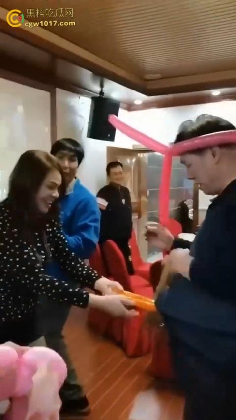 大爷大妈聚餐玩淫秽游戏,把气球当成鸡巴一边撸一边口,有韵味又会玩的少妇,晚上不敢想有多爽 !-1