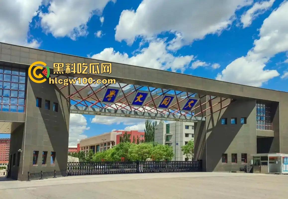 山西大同小情侣把教室课桌当大床房，女的光身子男的抠半天刚硬起来，女友发现监控吓得躲桌底，保安吃瓜笑疯了！