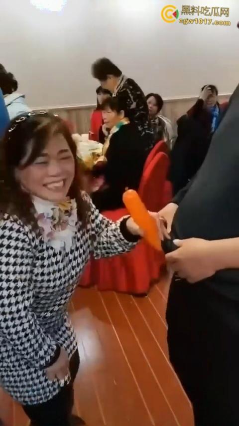 大爷大妈聚餐玩淫秽游戏,把气球当成鸡巴一边撸一边口,有韵味又会玩的少妇,晚上不敢想有多爽 !-4