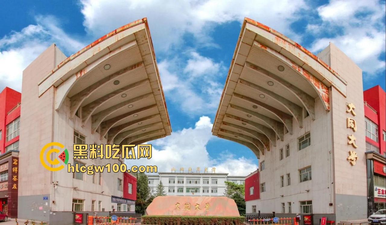 山西大同小情侣把教室课桌当大床房,女的光身子男的抠半天刚硬起来,女友发现监控吓得躲桌底,保安吃瓜笑疯了!-2