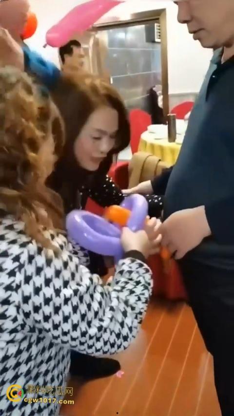 大爷大妈聚餐玩淫秽游戏,把气球当成鸡巴一边撸一边口,有韵味又会玩的少妇,晚上不敢想有多爽 !-5