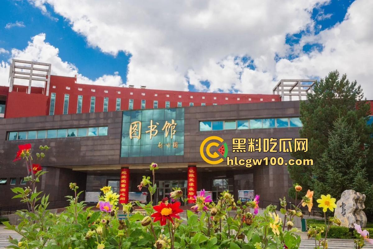 山西大同小情侣把教室课桌当大床房,女的光身子男的抠半天刚硬起来,女友发现监控吓得躲桌底,保安吃瓜笑疯了!-3