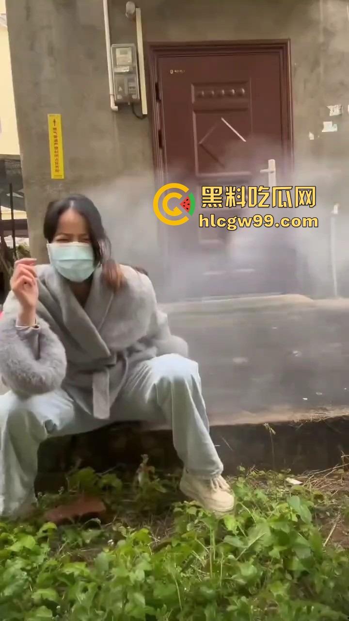 不是一家人，不进一家门！老公饭桌上点二踢脚炸饭桌，老婆家里放鞭炮炸逼治宫寒，夫妻俩比谁更硬核！-8