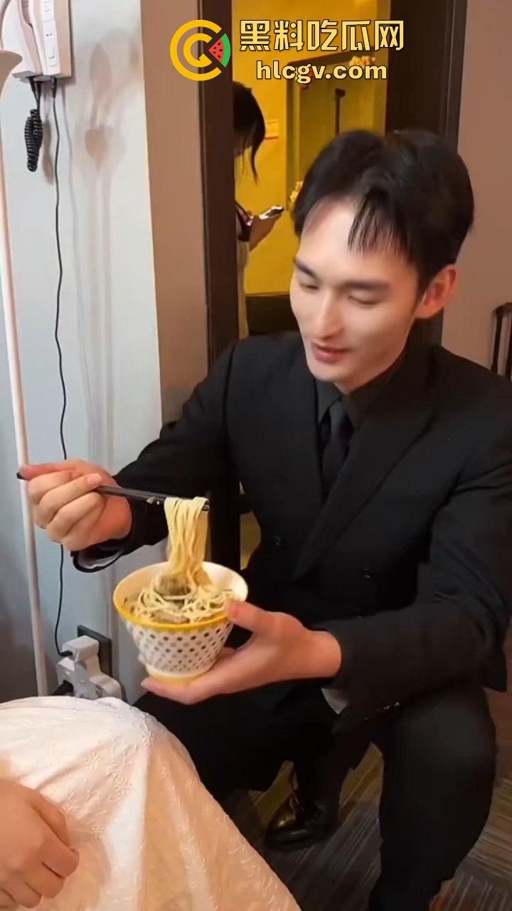 富婆闺蜜团豪爽组队找男模按摩!小仙女们的放松派对不输男的会玩!-2