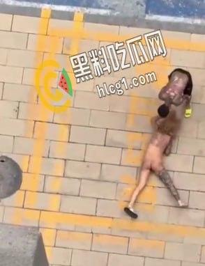 实拍社会青年暴虐女友 看女孩纹身也是个精神小妹 这是多大仇打成这样 头发都被扯掉了-3