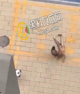 实拍社会青年暴虐女友 看女孩纹身也是个精神小妹 这是多大仇打成这样 头发都被扯掉了-4