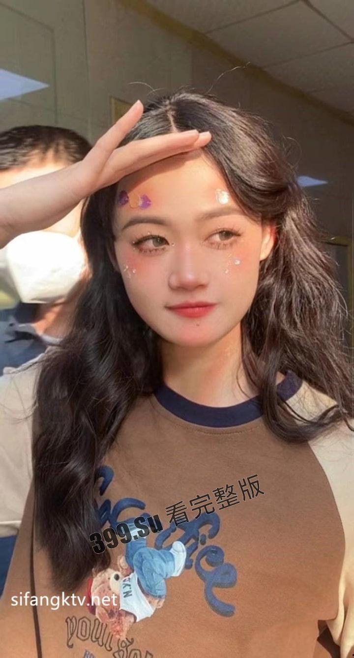 武汉中南民族大学 大三极品反差婊吕依静 人美胸大 伴游约炮只需包吃包住包游玩 根本不收费 超级实惠且服务卖力-1