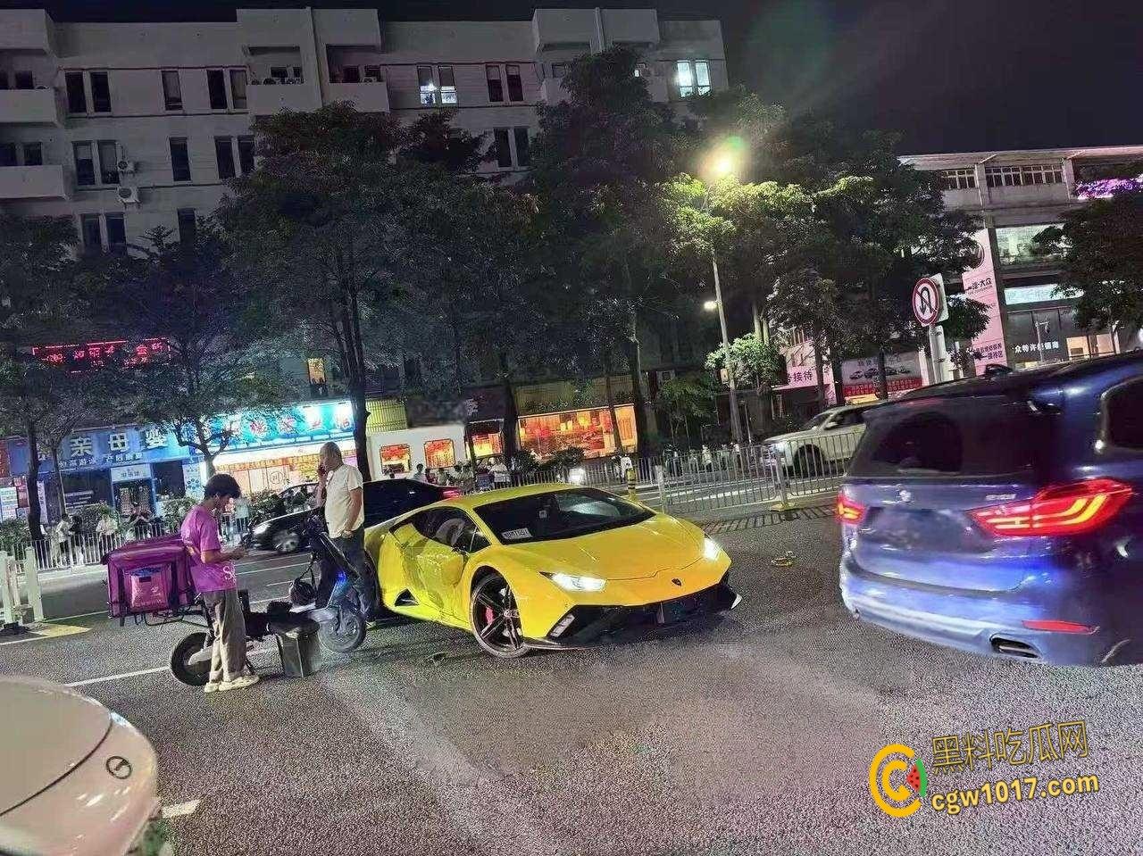 外卖小哥撞大牛,超跑转弯也不让直行,直接罚款500,骑手吃惊:这送一年外卖也没用?-5