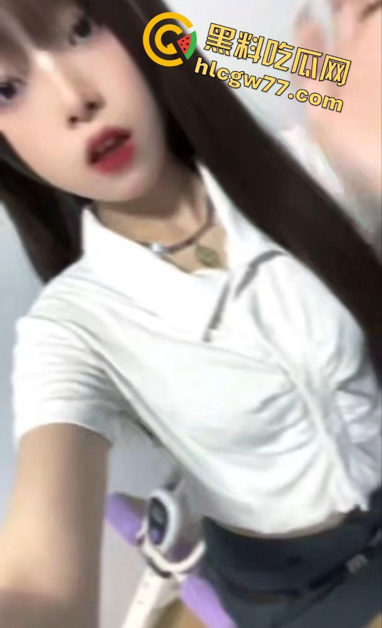 精神小妹露脸自慰翻车!土豪定制私密照,哥哥偷装软件同步看片,兄妹乱伦剧情要上演?-3