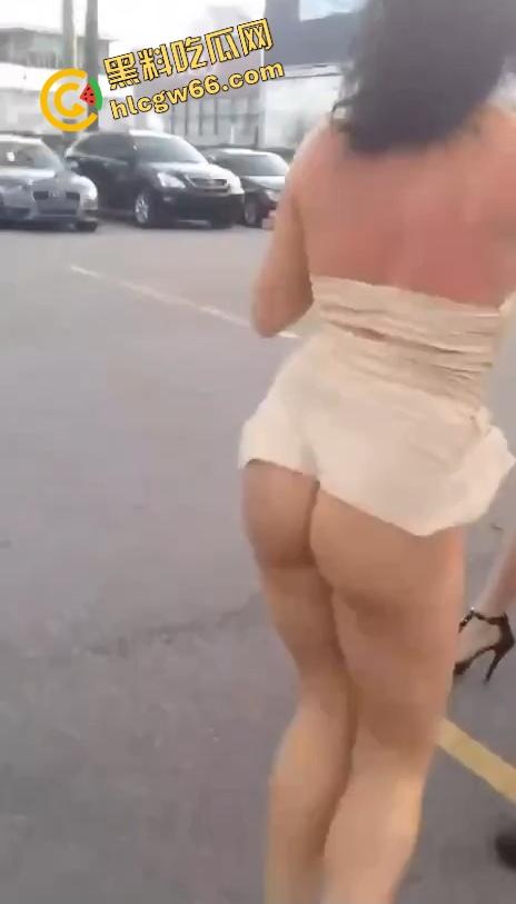 美国骚妹街头撕逼真空短裙被掀飞,奶子白虎逼全露出,劝架前先给逼来个特写!-9