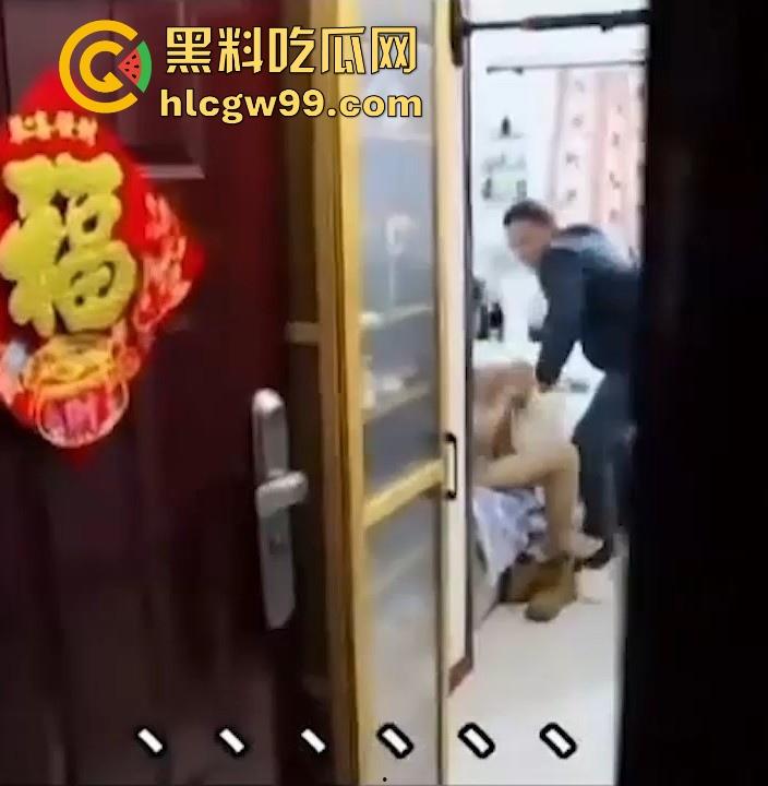 狗男女家中偷情不曾想原配杀了个回马枪,叫来开锁师父,一开门就撞见男女赤裸,开锁师父这单又白干了!-7