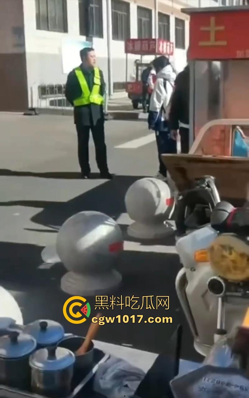 大同四中淀粉肠事件始末!女孩放学期间购买,副校长郭永乐没收人家家门钥匙,跟电动车钥匙,学生纷纷声讨支援!-4