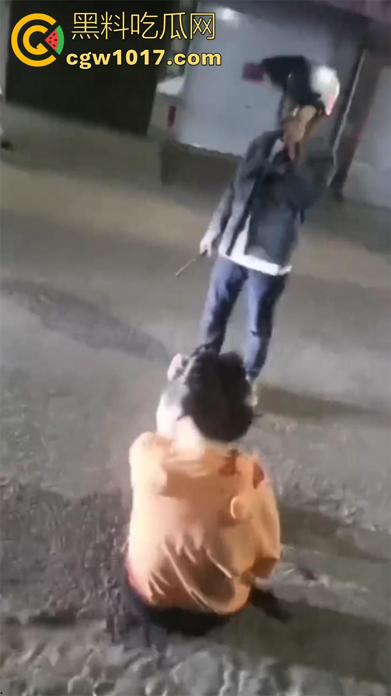 玩别人老婆的代价,男子发现老婆出轨,直接拿出杀猪刀,当街手刃情夫,渣男直接被砍死,老婆也浑身是伤!-1