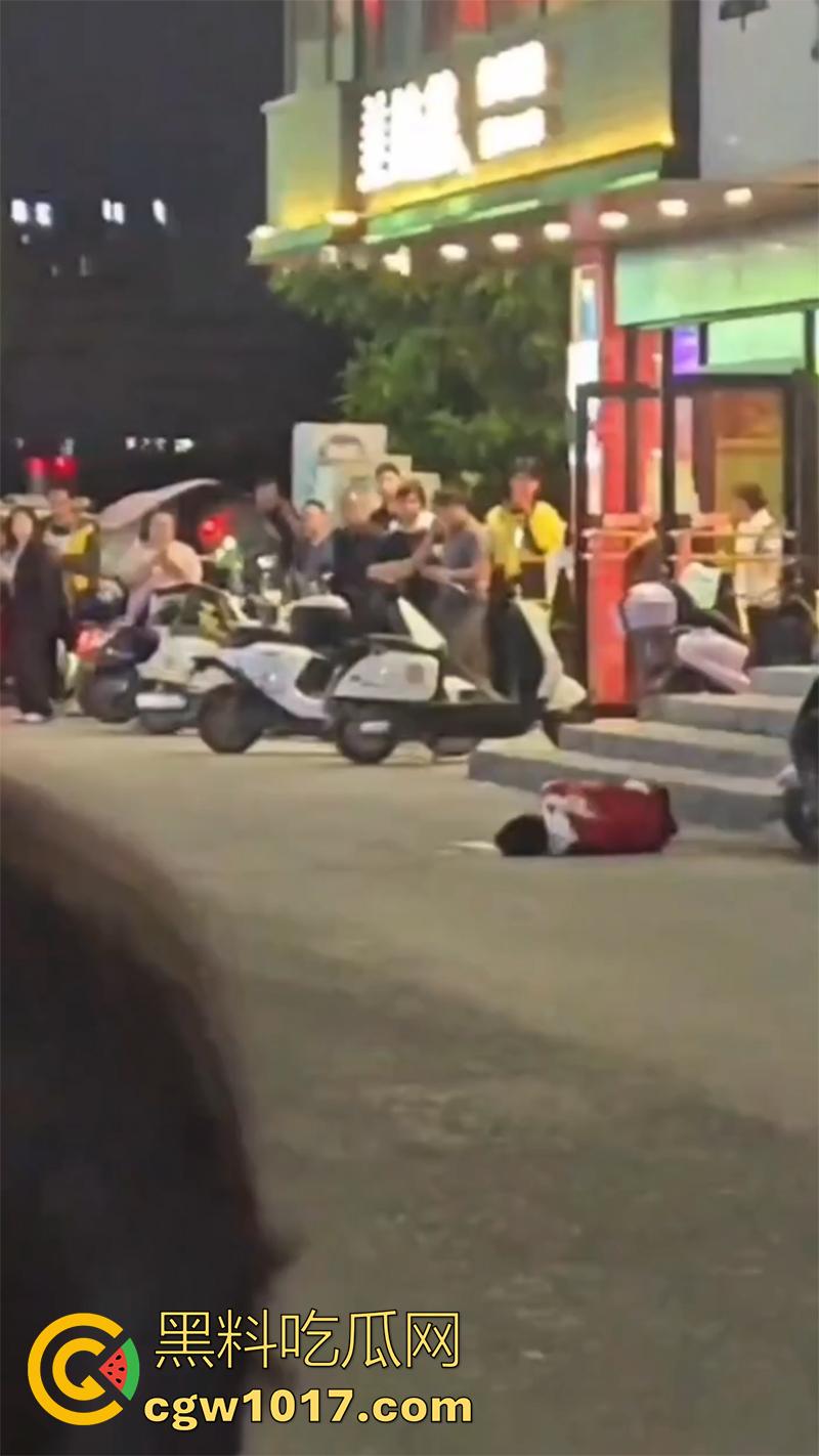 玩别人老婆的代价,男子发现老婆出轨,直接拿出杀猪刀,当街手刃情夫,渣男直接被砍死,老婆也浑身是伤!-7