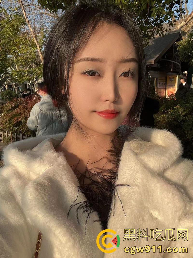 白天幼师晚上坐台当小姐，杭州骚逼幼师【郑甄】，只要给钱就能操，经常绿男友，还曾1v4群p，睡觉时被朋友强奸！