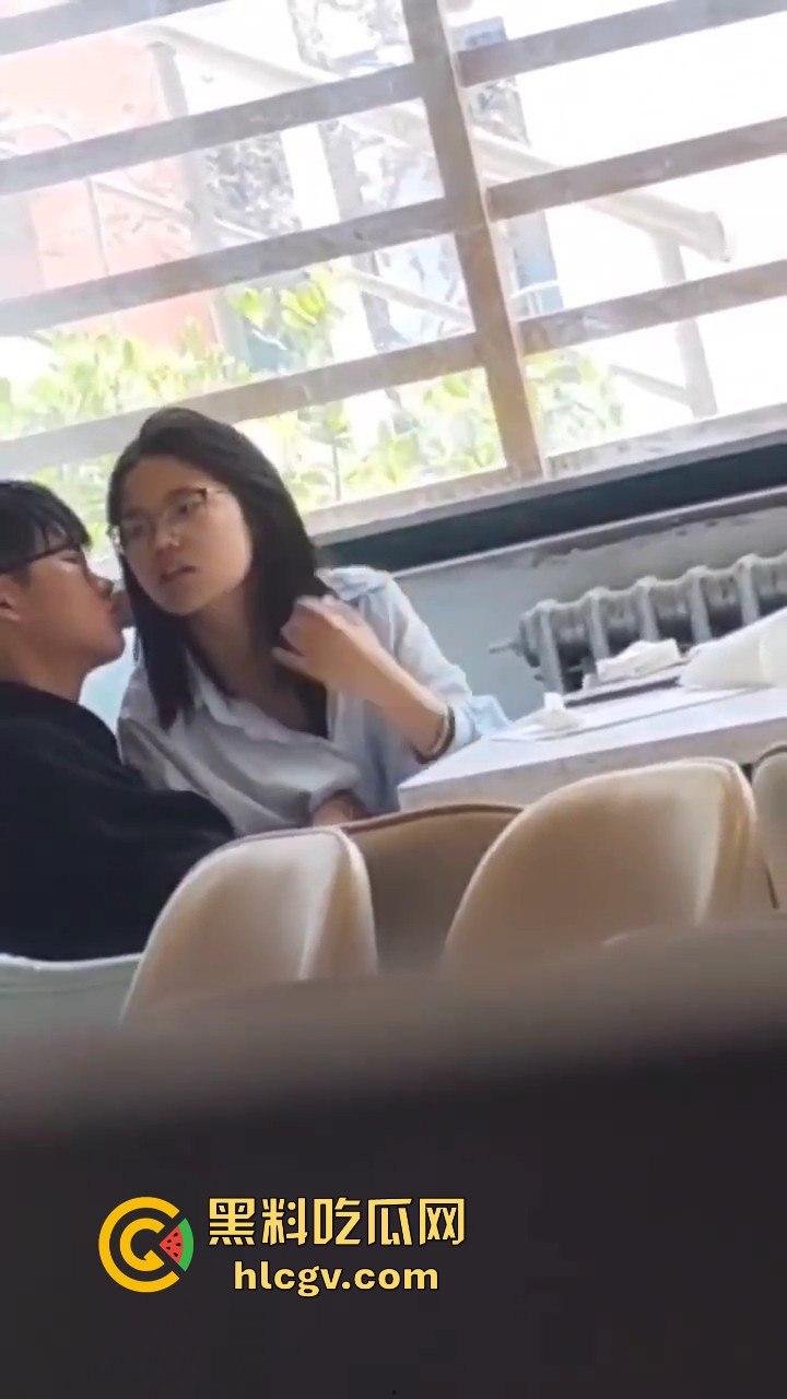 郑州轻工业大学猛料!图书馆里学生妹公然给男友打飞机,偷情现场被偷拍流出!-5