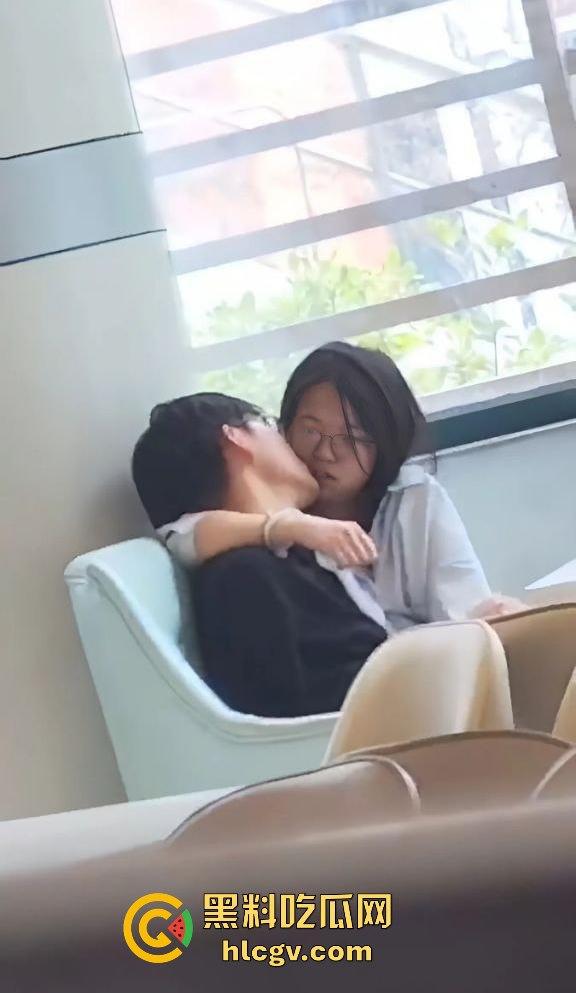 郑州轻工业大学猛料!图书馆里学生妹公然给男友打飞机,偷情现场被偷拍流出!-7