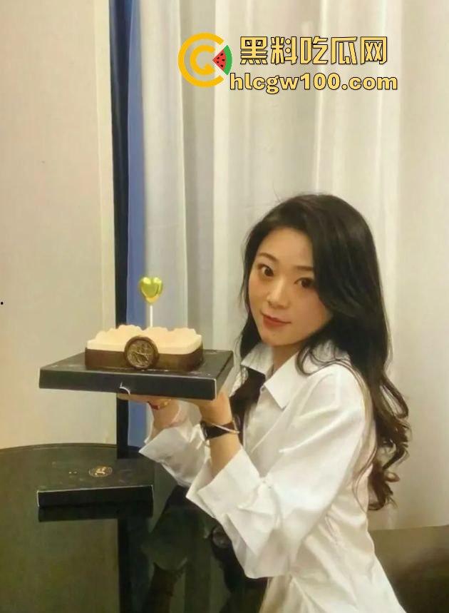 南通反差御姐【胡美然】外表清冷像仙女，床上浪得像小母狗，约炮视频曝光流出。