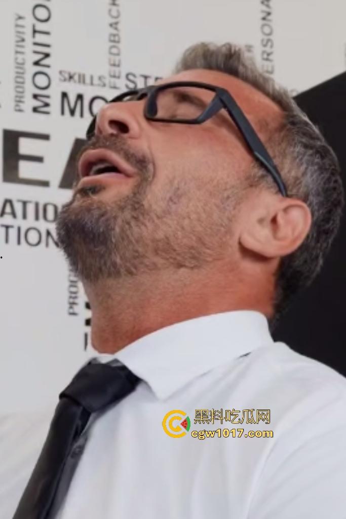 欧美职场痴女【Hailey Rose】和好友双飞上司！诱惑上司后入猛干，操着B嘴里还舔着脚，灶台都快要翻了！