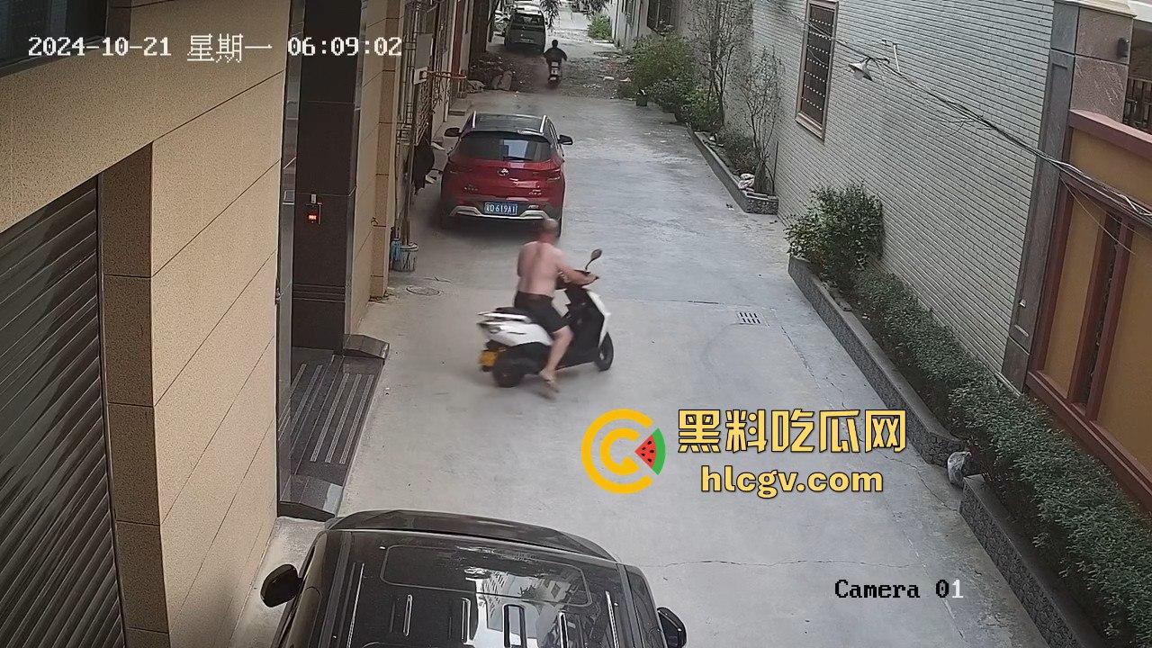 汕头精神小伙砸车窗偷窃被吓跑,警报刚停又溜回来,结果被车主直接抓个正着!-5