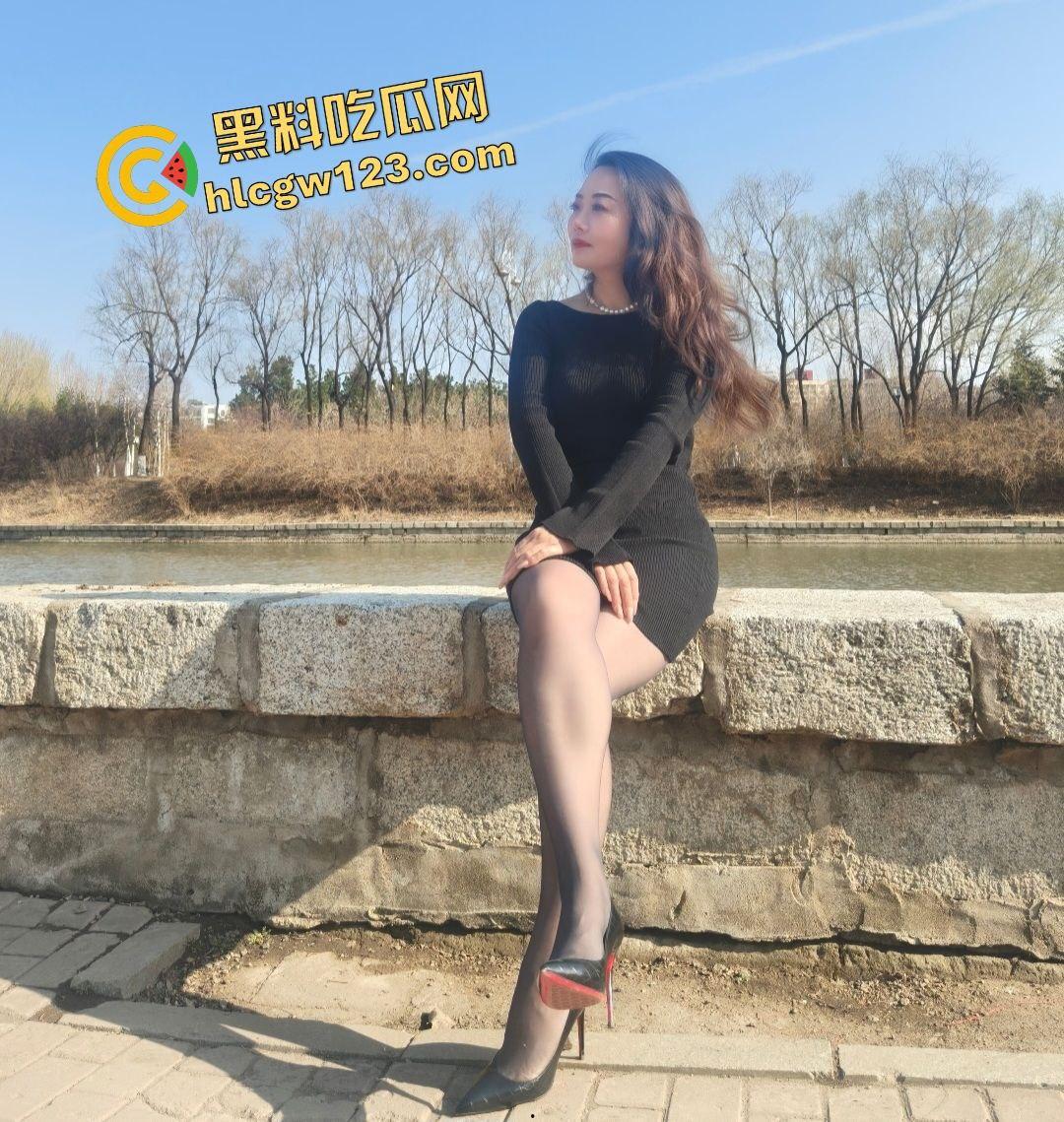 东北熟妇肥臀热烫黑丝包裹嫩穴,被弟弟狂草爽到命都要没了,还说再不射老公要回来了!-1