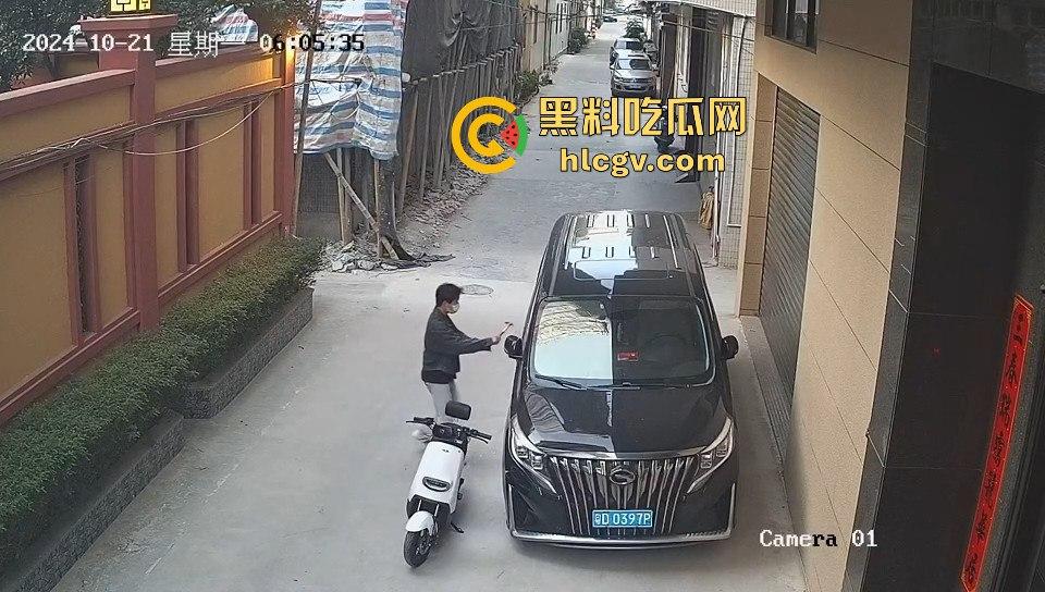 汕头精神小伙砸车窗偷窃被吓跑,警报刚停又溜回来,结果被车主直接抓个正着!-6