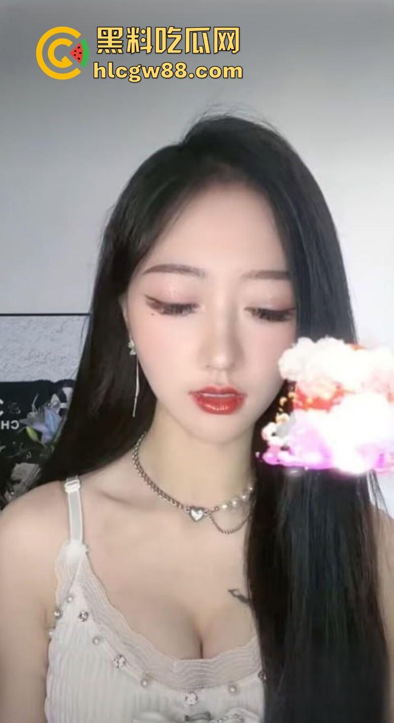 抖音反差婊网红【蜜桃妹妹】跟金主视频裸聊遭曝光 呻吟发骚脱衣诱惑 脸穴同框掰逼自慰!-6