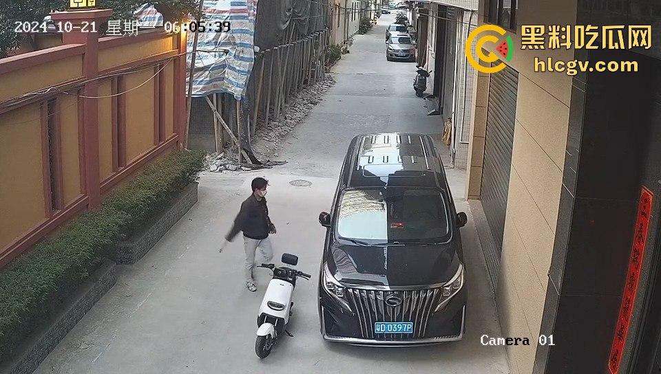 汕头精神小伙砸车窗偷窃被吓跑,警报刚停又溜回来,结果被车主直接抓个正着!-10