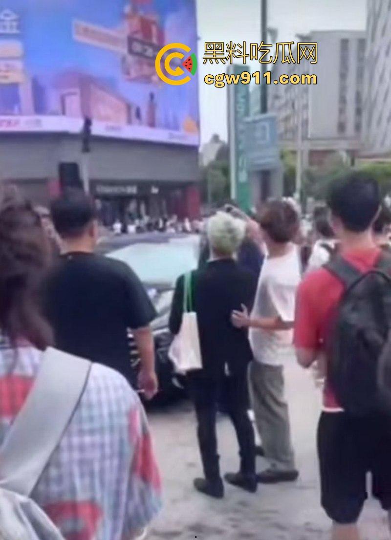 2025年最有种的男人出现了!抖音王源头号黑粉【王扁】古有关羽单刀赴会,只身现身演唱会“小汤圆”线下围攻!-4