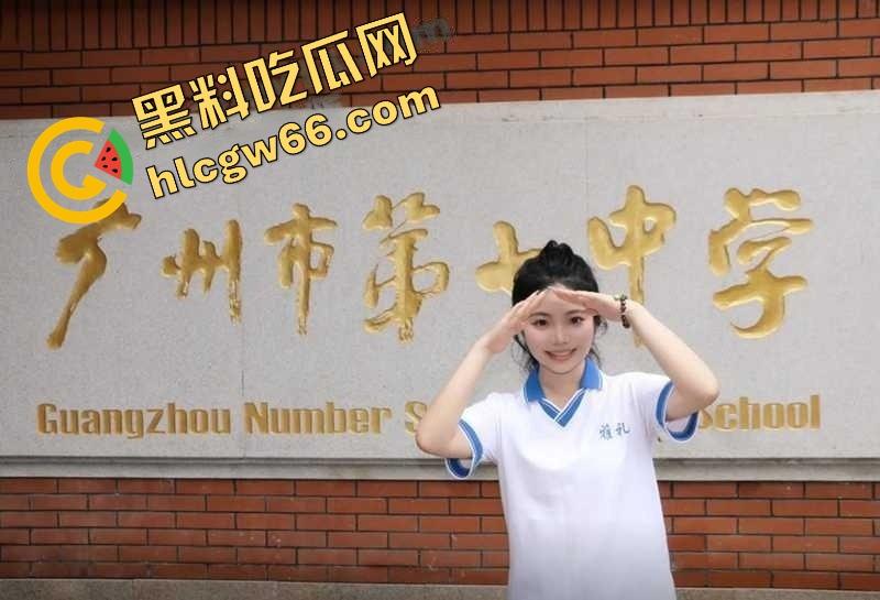 广州市第七中学班长『胡梦玲』课堂舔同桌屌被监控拍下，课上蒙衣钻裆狂舔，同学全程当背景板！