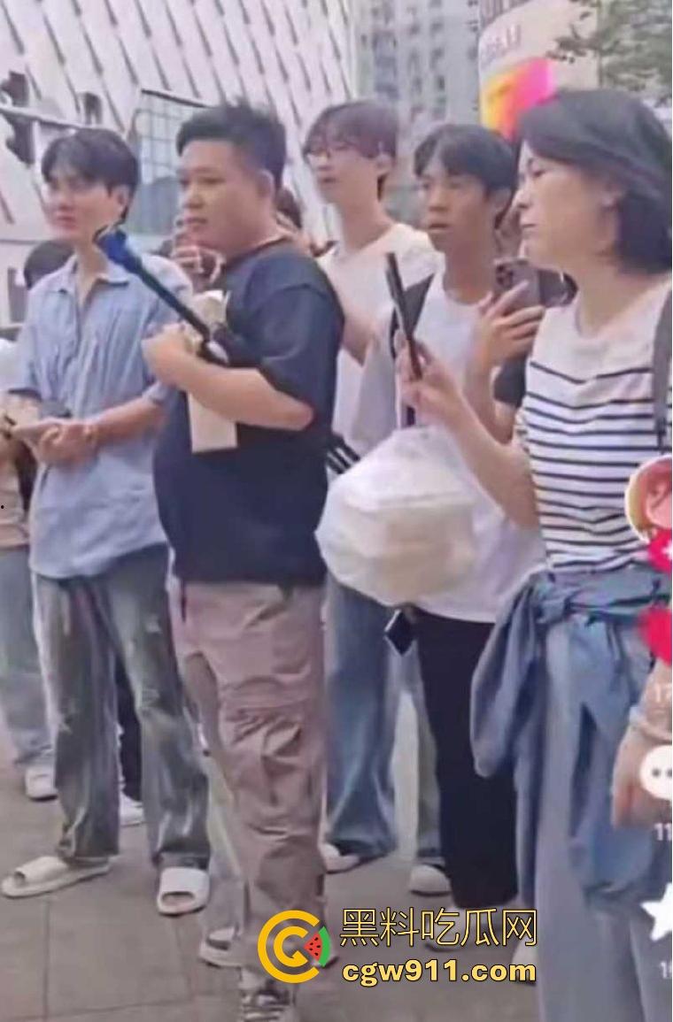 2025年最有种的男人出现了!抖音王源头号黑粉【王扁】古有关羽单刀赴会,只身现身演唱会“小汤圆”线下围攻!-5