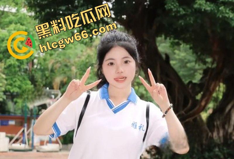 广州市第七中学班长『胡梦玲』课堂舔同桌屌被监控拍下,课上蒙衣钻裆狂舔,同学全程当背景板!-2