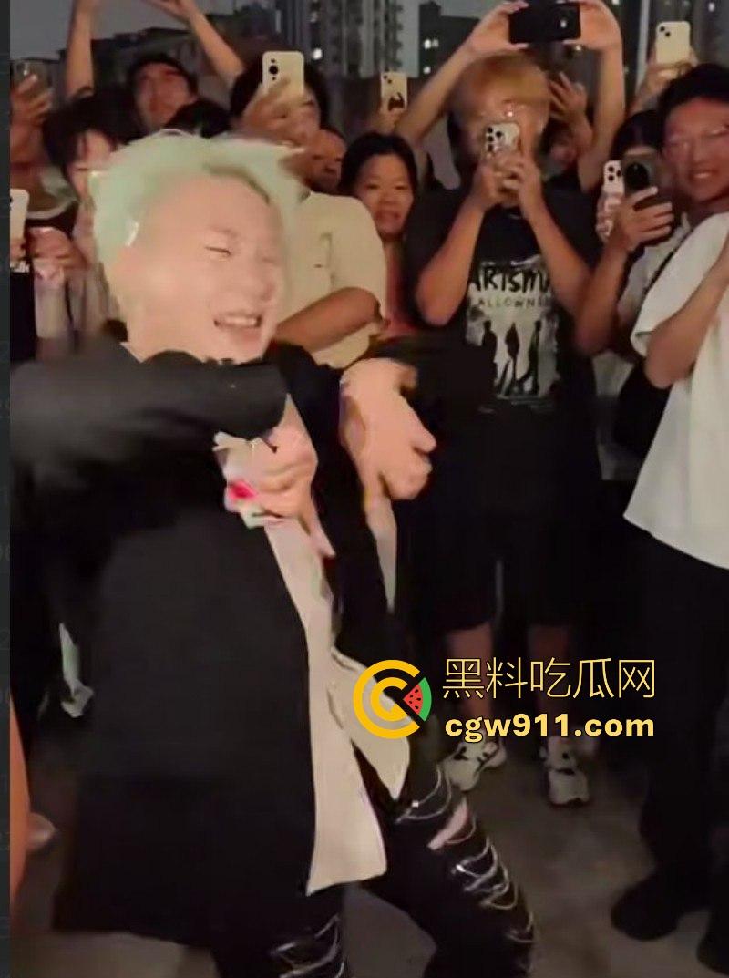 2025年最有种的男人出现了!抖音王源头号黑粉【王扁】古有关羽单刀赴会,只身现身演唱会“小汤圆”线下围攻!-7