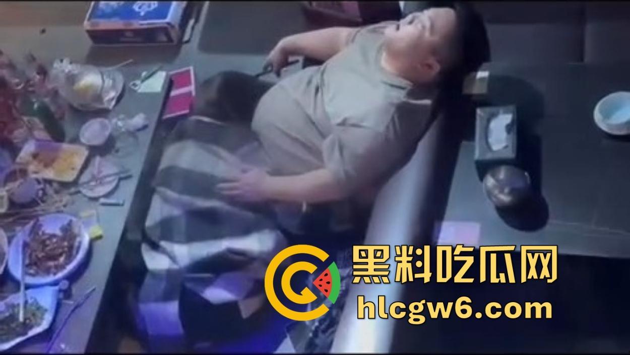 滑县音乐餐厅上演大型咽棒现场，大哥悠闲躺平 骚女当众舔肉棒舔到情深深，保安看不下去强制清场！