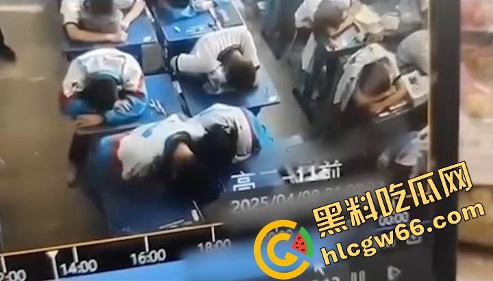 广州市第七中学班长『胡梦玲』课堂舔同桌屌被监控拍下,课上蒙衣钻裆狂舔,同学全程当背景板!-7