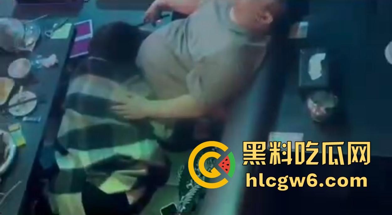 滑县音乐餐厅上演大型咽棒现场,大哥悠闲躺平 骚女当众舔肉棒舔到情深深,保安看不下去强制清场!-4