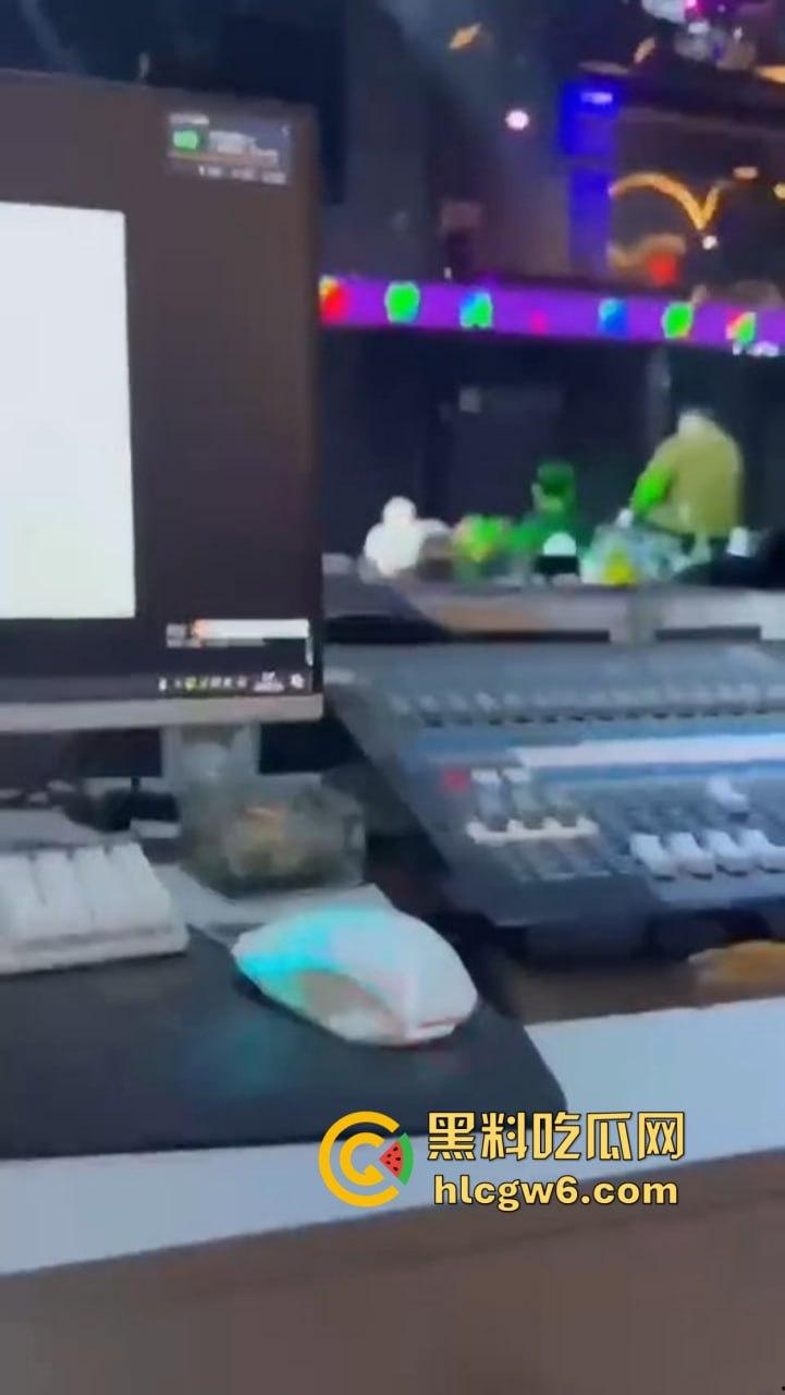 滑县音乐餐厅上演大型咽棒现场,大哥悠闲躺平 骚女当众舔肉棒舔到情深深,保安看不下去强制清场!-5