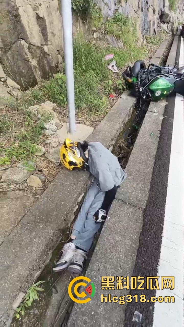 某秋名山公路发生严重车祸,机车少年终究付出代价,还要不要买GTR了少年!-2