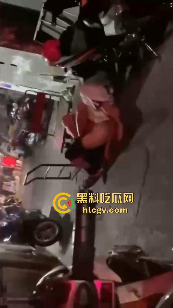 酒吧门口铁板车上的车震!网友冒死偷拍最后一摔直接笑出声,车都翻了还操个屁啊!这硬都硬不起来了吧!-4