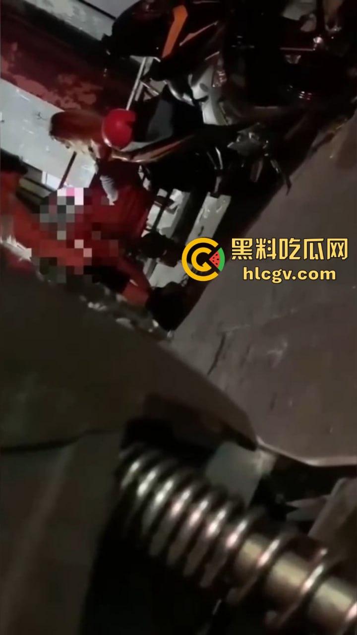 酒吧门口铁板车上的车震!网友冒死偷拍最后一摔直接笑出声,车都翻了还操个屁啊!这硬都硬不起来了吧!-10