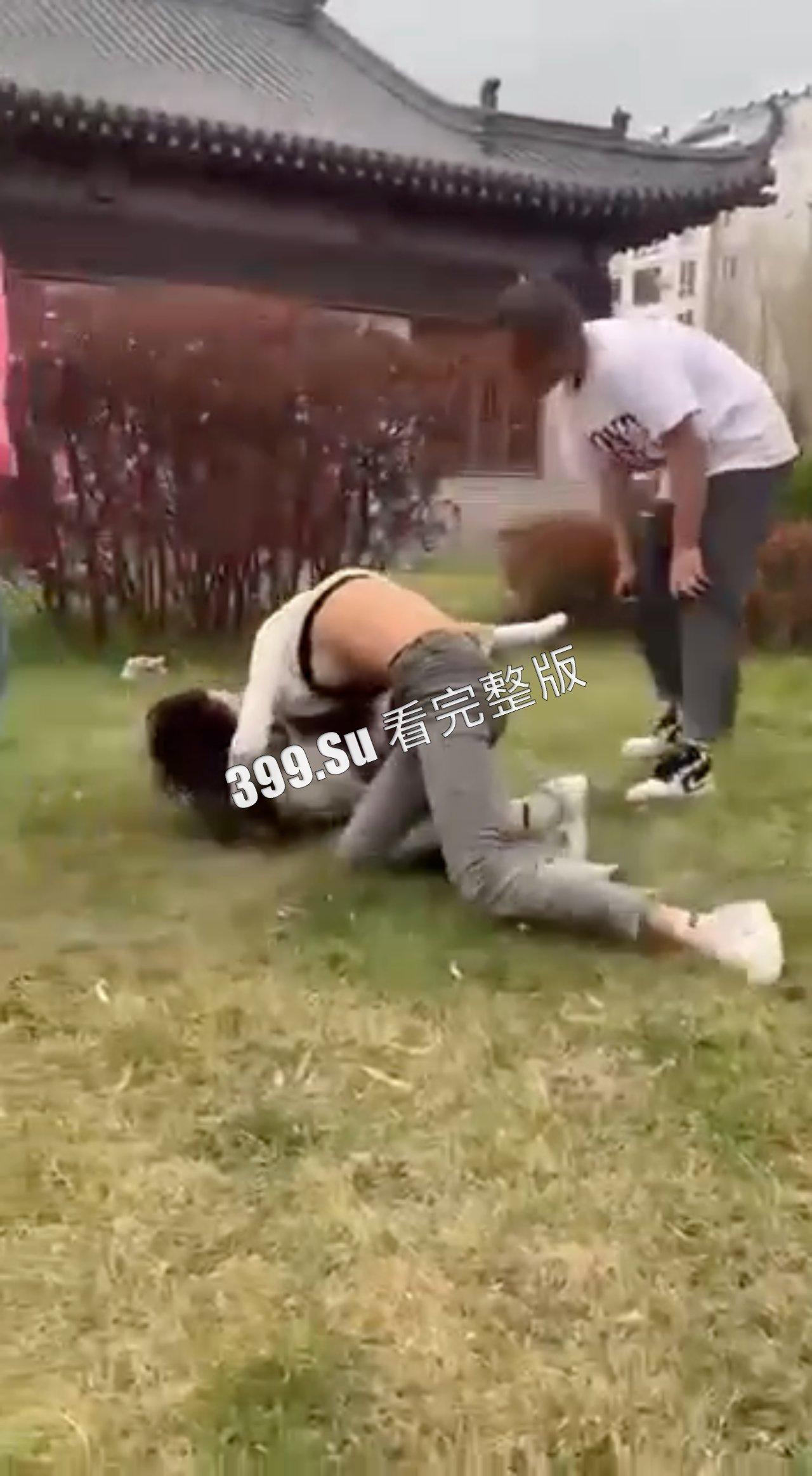 打架 互殴 解压 还是看女人打架养眼 扯头发扯胸罩 奶子一下就蹦出来了(五)-3