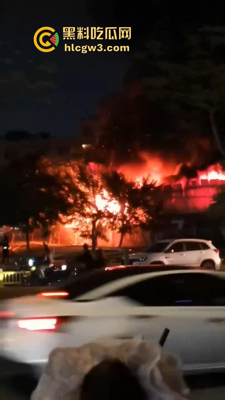 广州石井大道石丰花园煤气爆炸起火,现场多辆消防车救援,爆炸气浪把消防员吹倒!-3