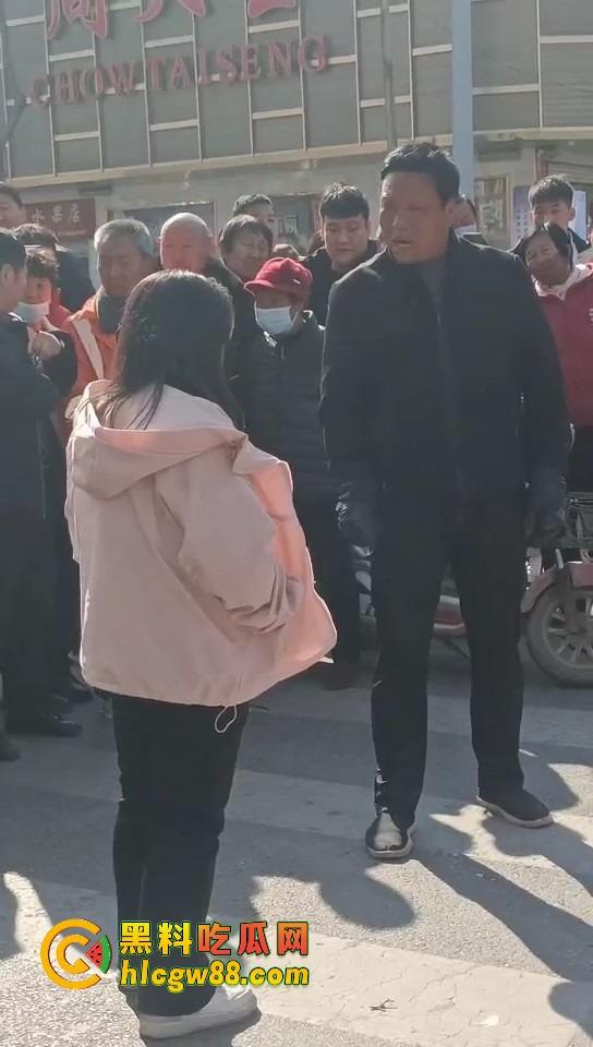 河北邯郸老实人媳妇在家聊骚撩汉，老公打工买套结果给别的男人用，气到街头崩溃大吼我真是笑话！-10